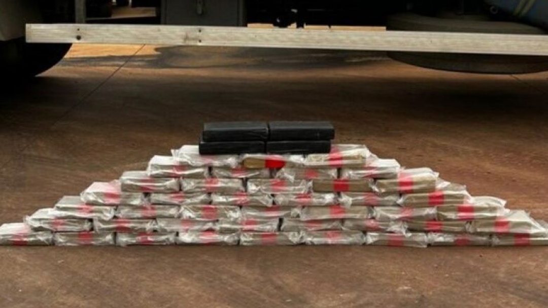 Motorista &eacute; preso em flagrante transportando 50 quilos de coca&iacute;na