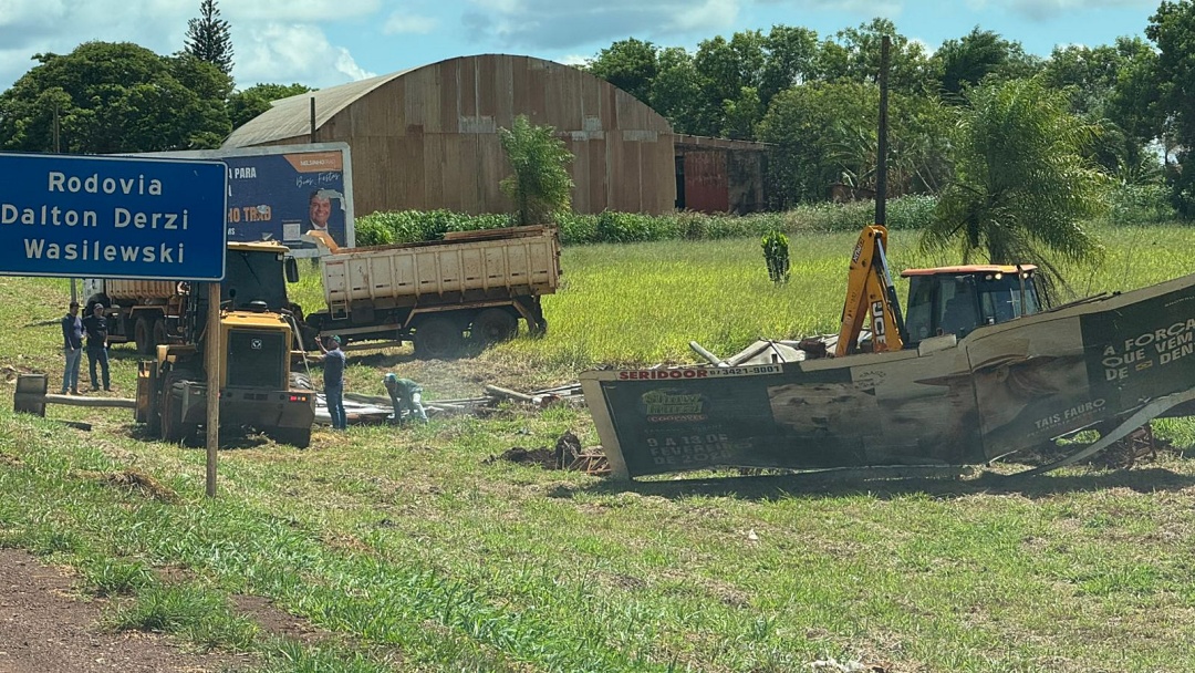 Prefeitura retira outdoors da BR-060 e diz que empresas foram notificadas h&aacute; 6 meses