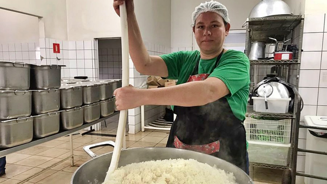 Prefeitura vai transformar cozinha piloto em ponto de distribui&ccedil;&atilde;o e merenda passar&aacute; a ser preparada nas escolas