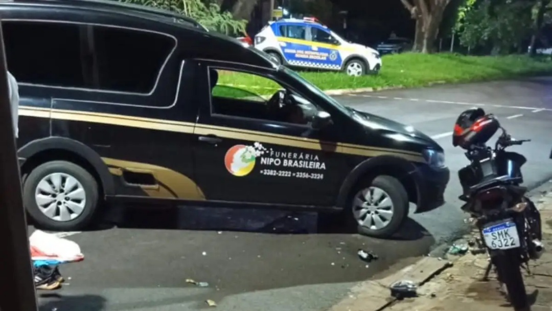 Motociclista de 26 anos morre após colidir contra poste no Universitário