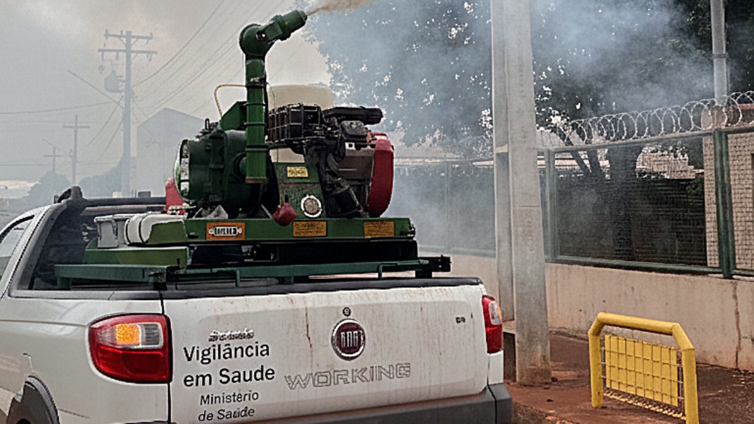 Carro fumac&ecirc; percorre bairros de Sidrol&acirc;ndia no combate ao Aedes aegypti