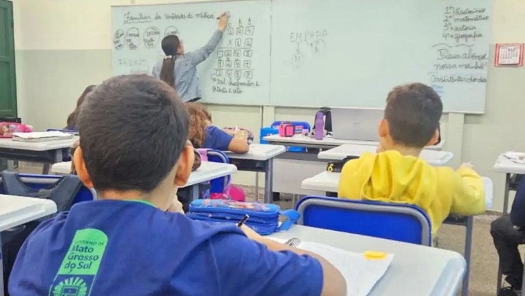 Com atraso na defini&ccedil;&atilde;o do piso, professores perdem um m&ecirc;s de corre&ccedil;&atilde;o salarial e reajuste passa a valer a partir de fevereiro