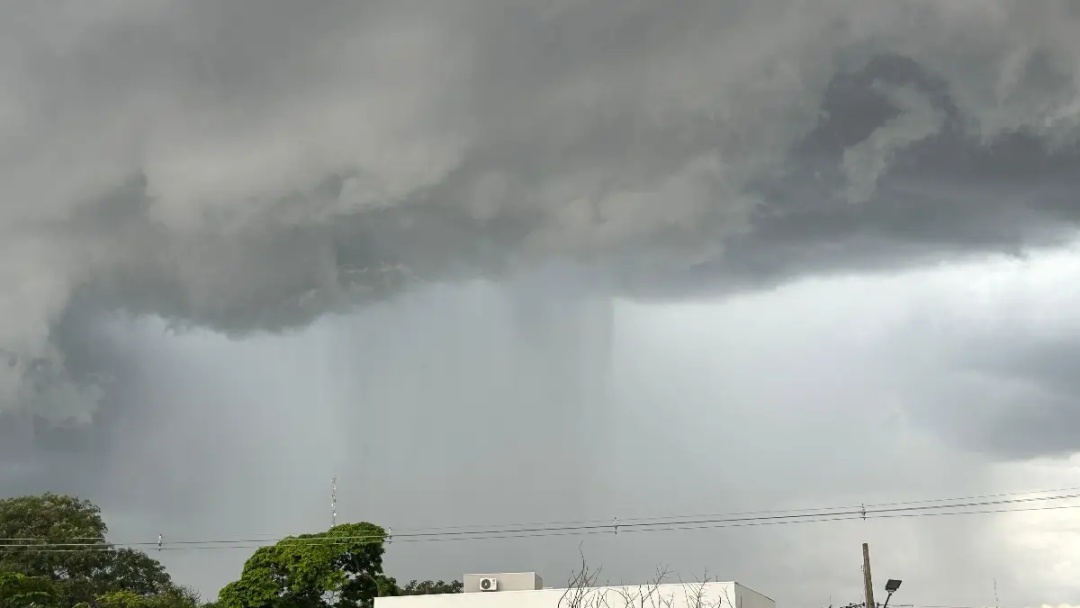 Temporais e calor isolado mant&ecirc;m MS em alerta