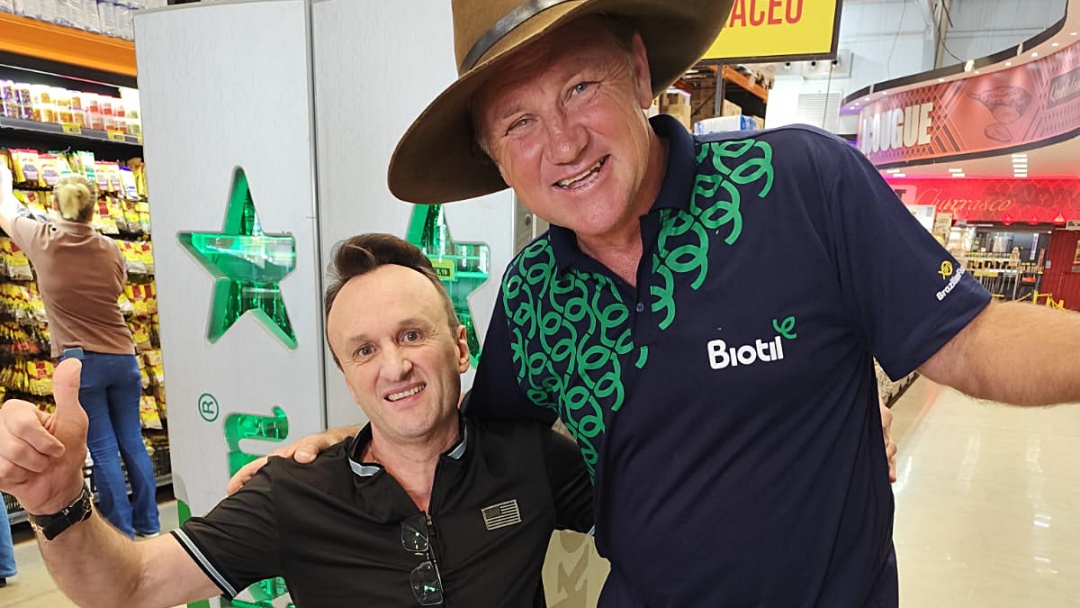 Influenciador ga&uacute;cho Dion&iacute;sio Schaefer visita Sidrol&acirc;ndia e passa pelo Nutri Mais Atacado