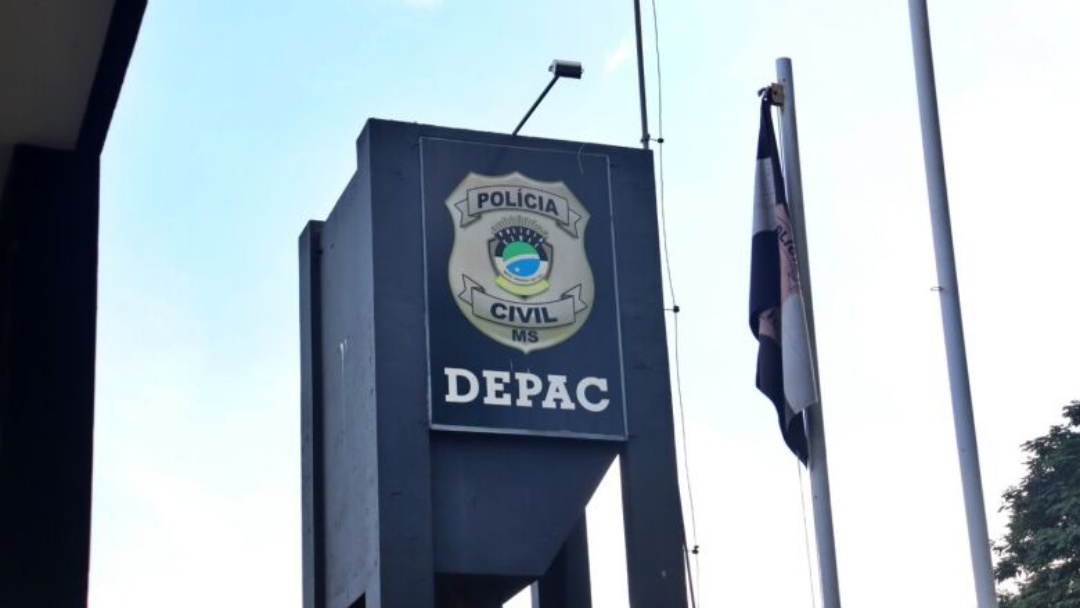 Homem invade obra, mas acaba preso com coca&iacute;na em cima do telhado