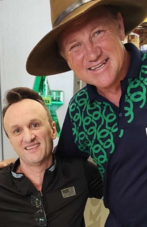 Influenciador ga&uacute;cho Dion&iacute;sio Schaefer visita Sidrol&acirc;ndia e passa pelo Nutri Mais Atacado