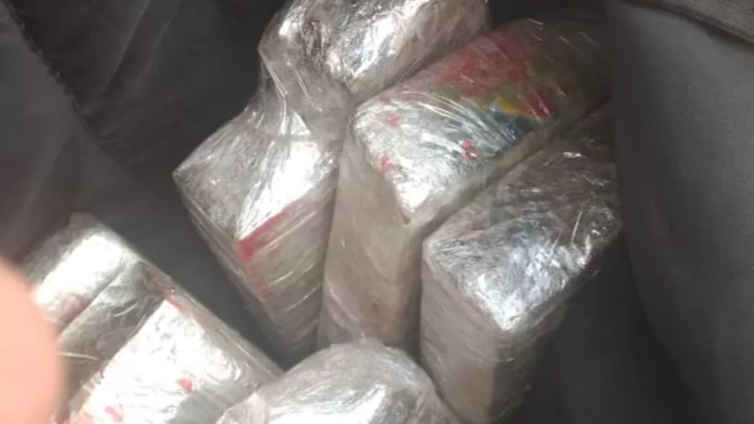 Coagido sob amea&ccedil;a, garoto de programa &eacute; condenado a servi&ccedil;os comunit&aacute;rios por tr&aacute;fico