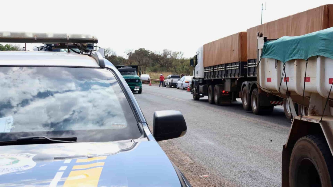 Colis&atilde;o entre moto e carreta deixa duas v&iacute;timas e causa lentid&atilde;o no tr&acirc;nsito na BR-163