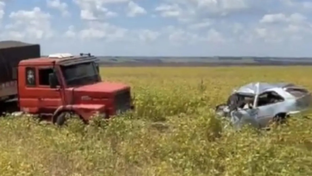 Carreta e carro v&atilde;o parar fora da MS-386 em colis&atilde;o que matou motorista