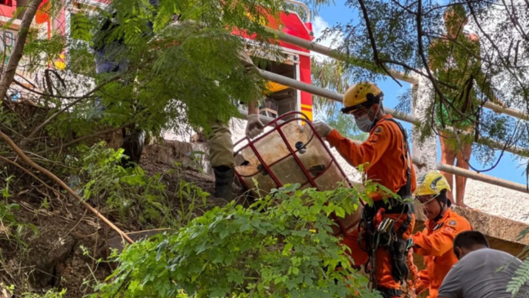Mulher &eacute; encontrada morta &agrave;s margens de c&oacute;rrego