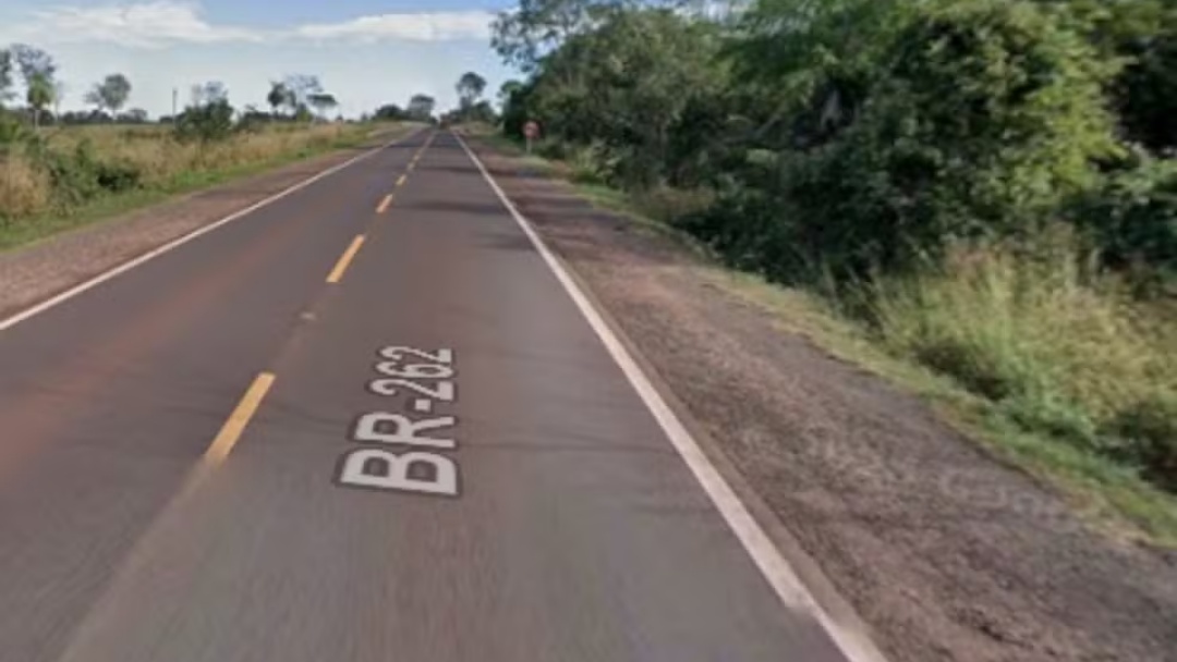 Carro invade pista e motorista morre em batida frontal 