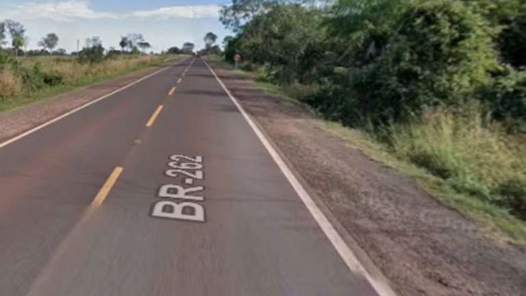 Carro invade pista e motorista morre em batida frontal 