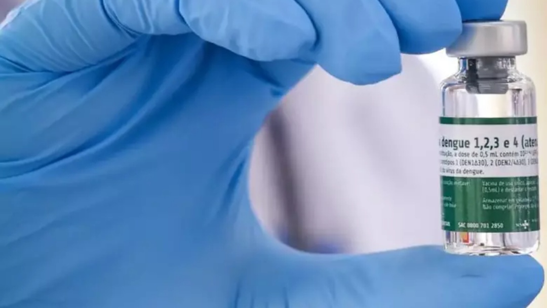 Come&ccedil;a vacina&ccedil;&atilde;o de 1,2 milh&atilde;o de profissionais de sa&uacute;de contra dengue