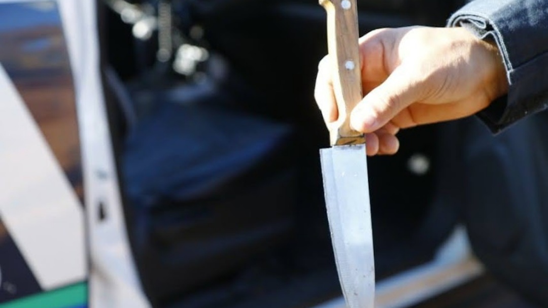 Briga em hotel termina com dois homens feridos a faca em Ang&eacute;lica   