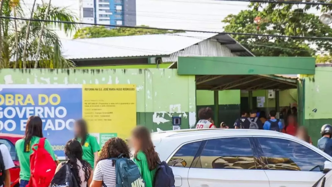 Pol&iacute;cia apreende c&acirc;mera instalada em banheiro feminino de escola.