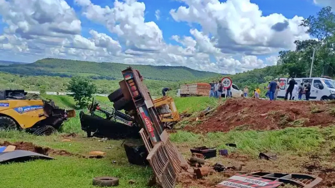 Caminh&atilde;o-prancha carregando colheitadeira tomba &agrave;s margens da rodovia BR-060