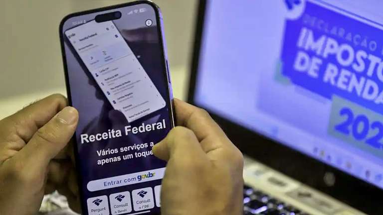 O Governo envia alertas sobre o imposto de renda pela plataforma Gov.br e WhatsApp