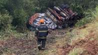 Motorista morre ap&oacute;s caminh&atilde;o carregado com carv&atilde;o tombar