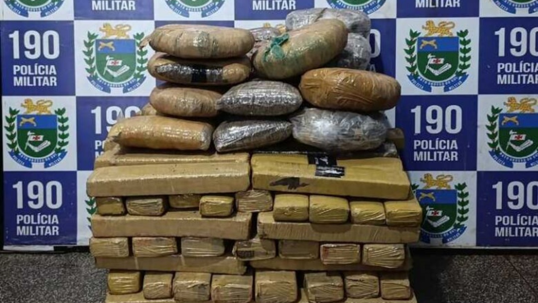 Pol&iacute;cia Militar apreende maconha e skunk em ve&iacute;culo ap&oacute;s colis&atilde;o 
