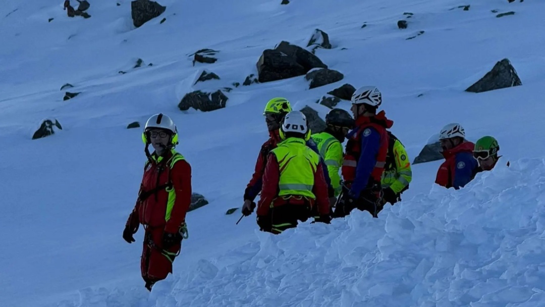 Avalanche mata 2 esquiadores e fere uma no Norte da Itália