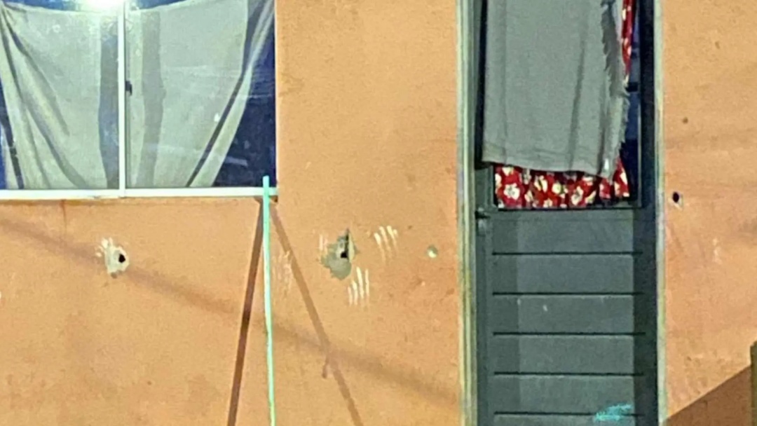 Atiradores invadem casa e deixam quatro feridos no Caiob&aacute;, em Campo Grande