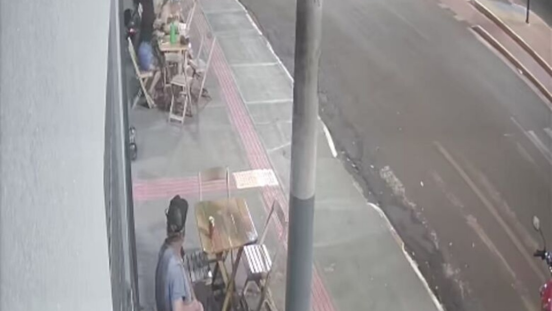 Jovem morre ao ser atingido por ve&iacute;culo no dia do anivers&aacute;rio