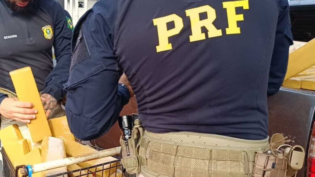 Perseguição termina com caminhonete carregada com maconha apreendida