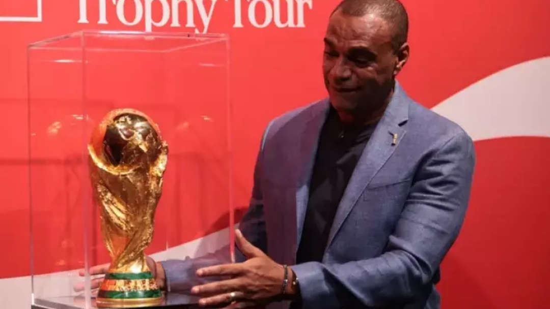 Ta&ccedil;a da Copa do Mundo chega ao Brasil para tour por tr&ecirc;s cidades