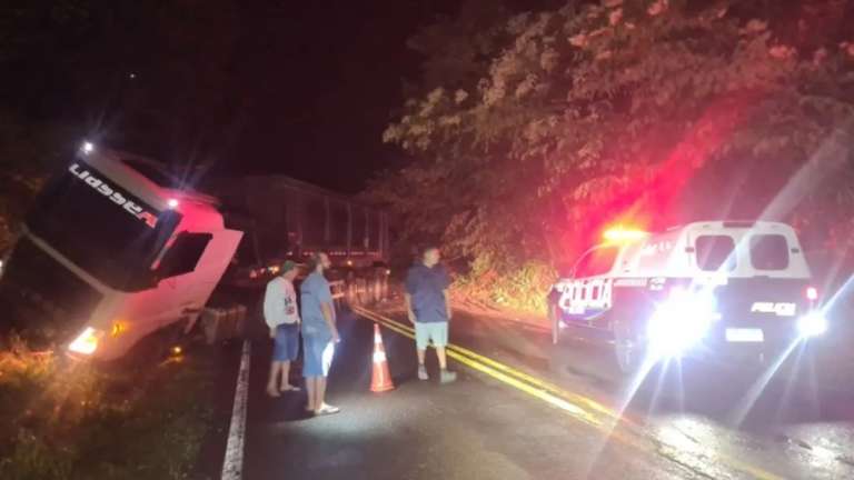 Carreta fica atravessada na pista em acidente e interdita BR-060