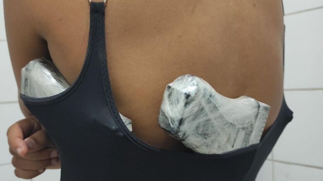 Carioca &eacute; flagrada dentro de &ocirc;nibus com pistolas presas junto ao corpo