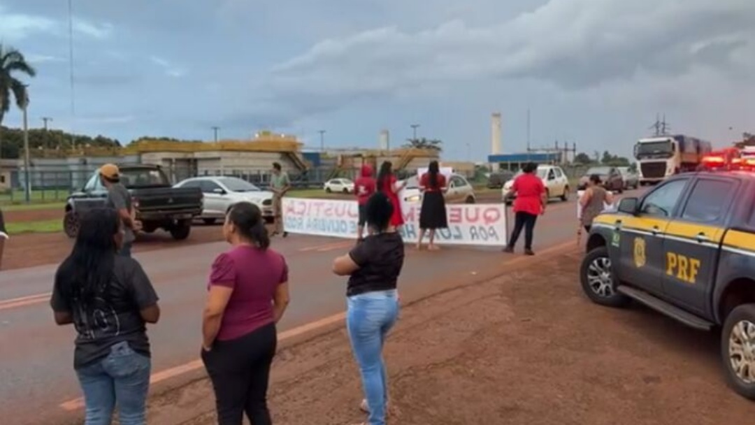 Populares bloqueiam trecho da BR-163 em Dourados e pedem seguran&ccedil;a no local