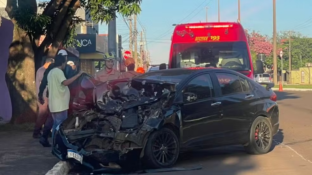 Motorista b&ecirc;bado bate em viatura da Pol&iacute;cia Civil em Campo Grande