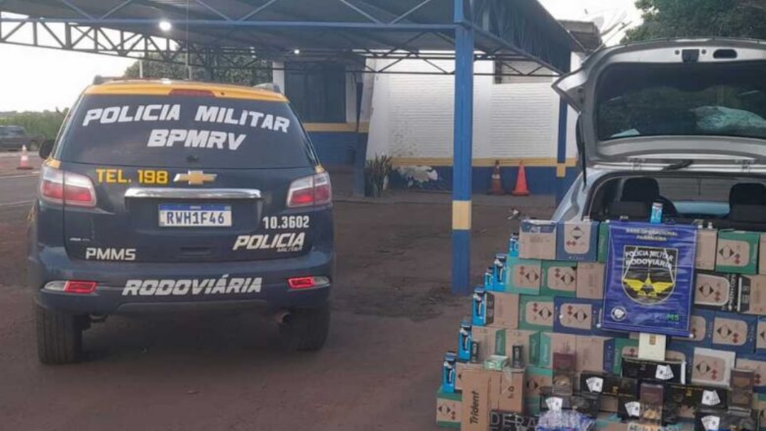 Pol&iacute;cia v&ecirc; 've&iacute;culo pesado' e abordagem termina na apreens&atilde;o de contrabando