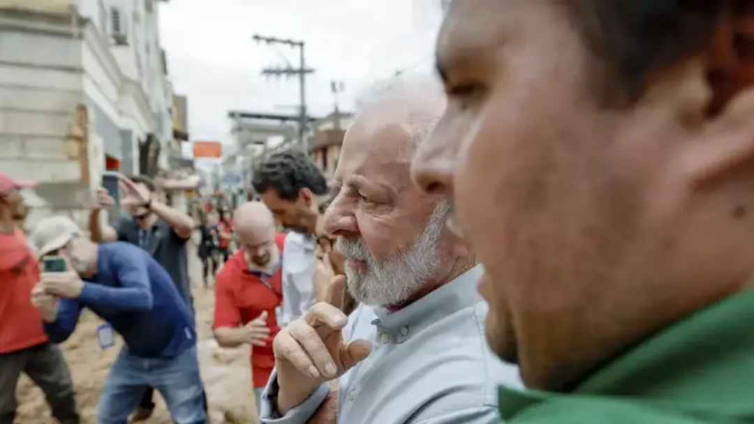 Perda material serão recuperadas, diz Lula em visita a MG