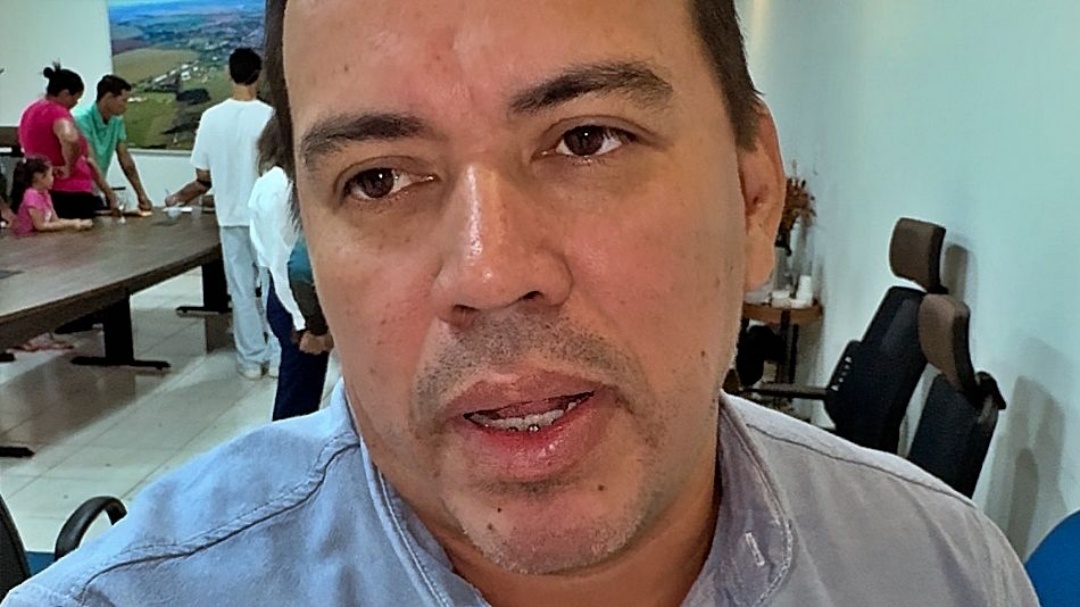 Cledinaldo prop&otilde;e travar pauta e critica atua&ccedil;&atilde;o de Di Cezar no Transporte Escolar