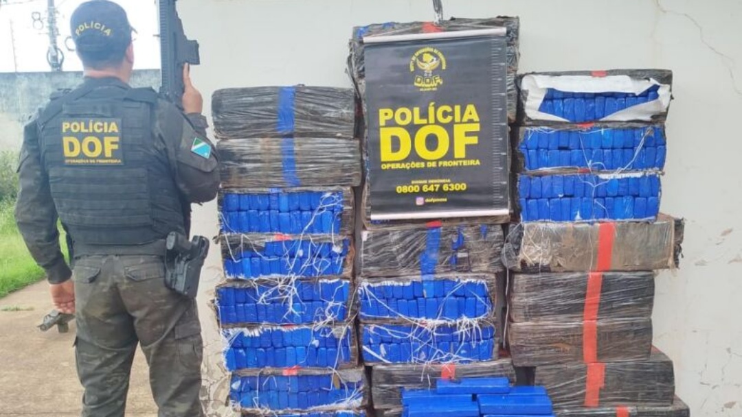 Traficante abandona carro lotado de droga e foge para mata após perseguição na BR-163