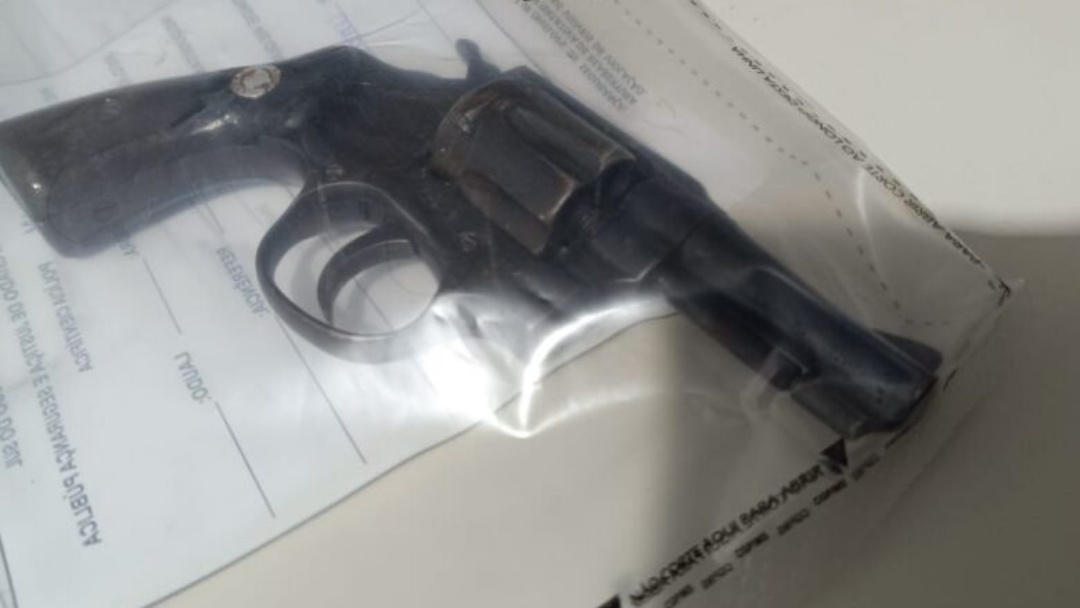 Denúncia de descarte irregular de lixo termina em prisão e apreensão de arma