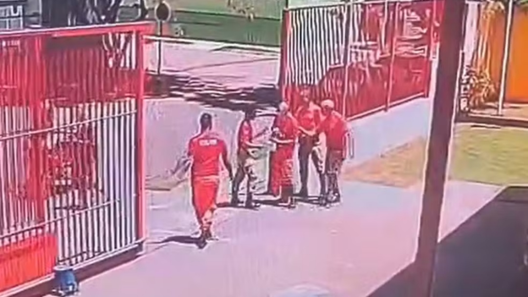 Beb&ecirc; de 3 meses engasga com leite e &eacute; salva por bombeiros 