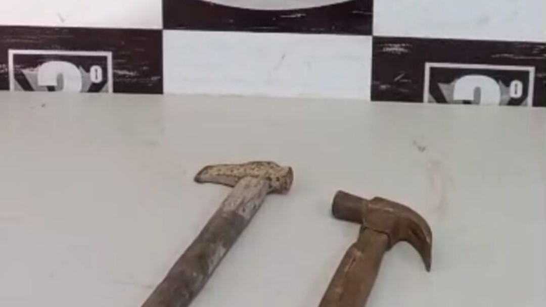 Homem &eacute; preso em Dourados ap&oacute;s amea&ccedil;ar pais idosos com machadinha e martelo