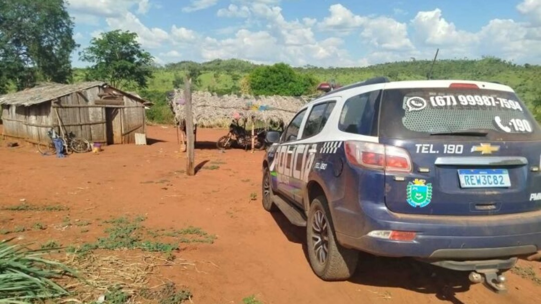 Ap&oacute;s den&uacute;ncia pol&iacute;cia apreende droga e arma de fogo artesanal 