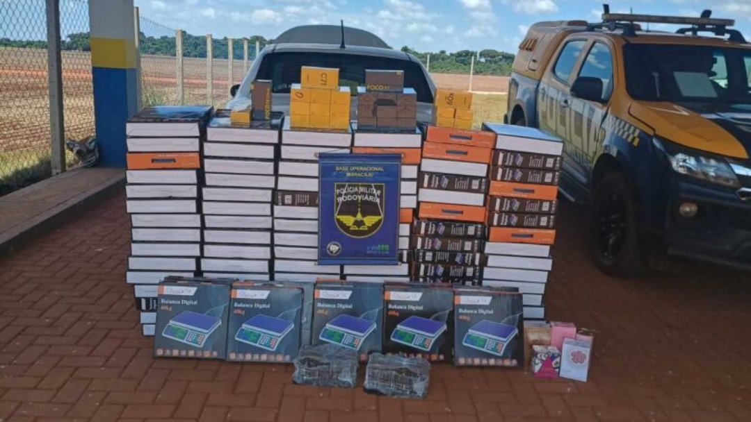 Pol&iacute;cia apreende eletr&ocirc;nicos e bebidas durante abordagens