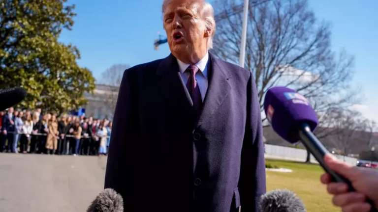 Com gasolina em alta e m&iacute;sseis em baixa, Trump exige rendi&ccedil;&atilde;o do Ir&atilde;   