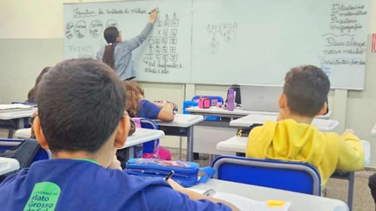 Sidrol&acirc;ndia perde alunos na rede p&uacute;blica e ensino m&eacute;dio registra queda de quase 20% em dez anos