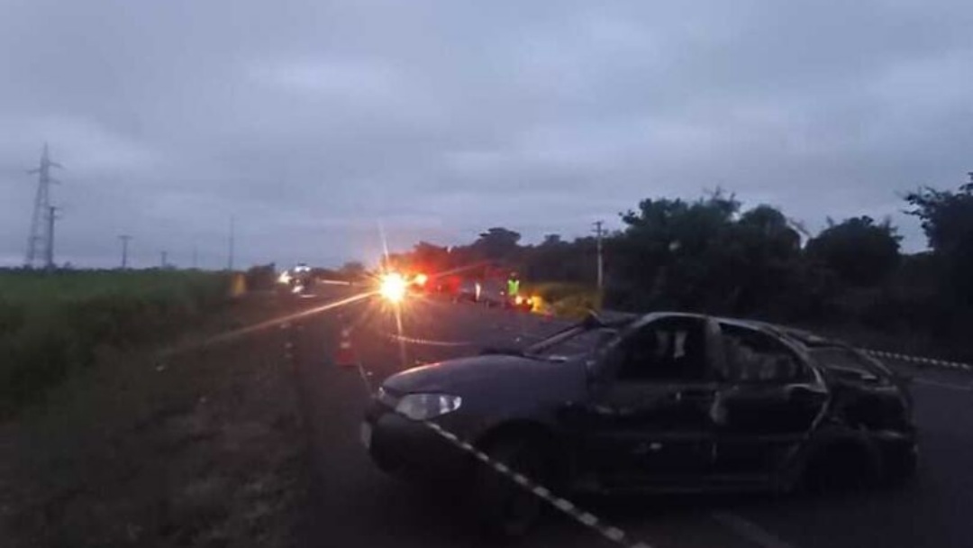 Motorista morre ap&oacute;s ser arremessado de ve&iacute;culo e atropelado por caminh&atilde;o