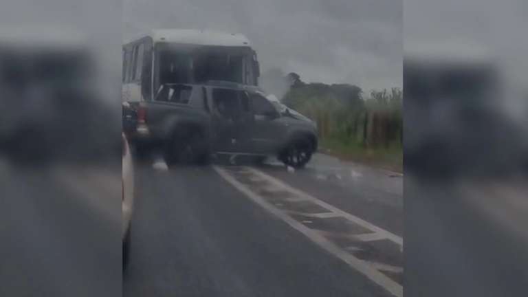 Colis&atilde;o com &ocirc;nibus deixa caminhonete atravessada na pista