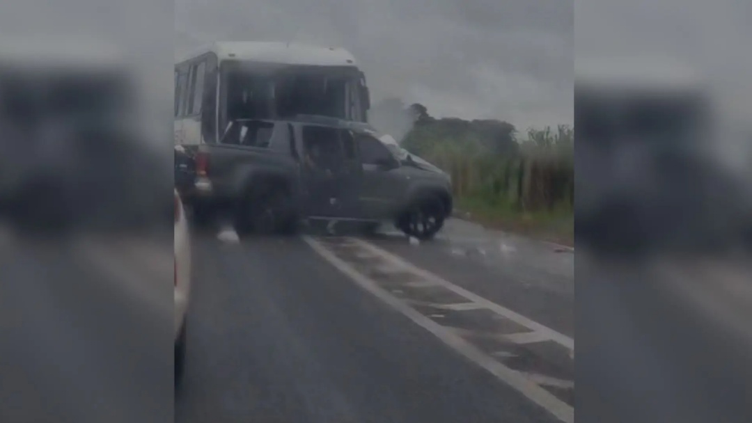 Colis&atilde;o com &ocirc;nibus deixa caminhonete atravessada na pista