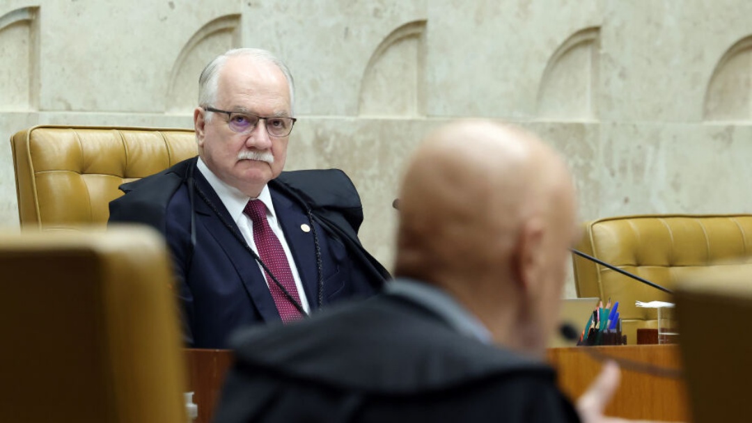 Fachin procura os ministros para tentar tirar STF da crise   