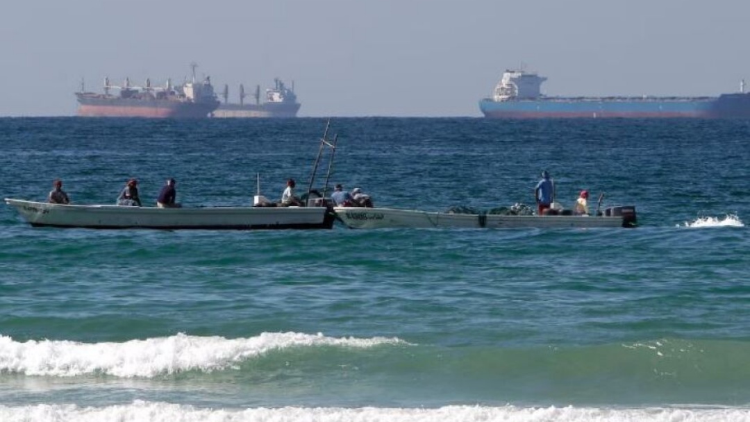 Dois navios cargueiros s&atilde;o atingidos por proj&eacute;teis no Estreito de Ormuz   