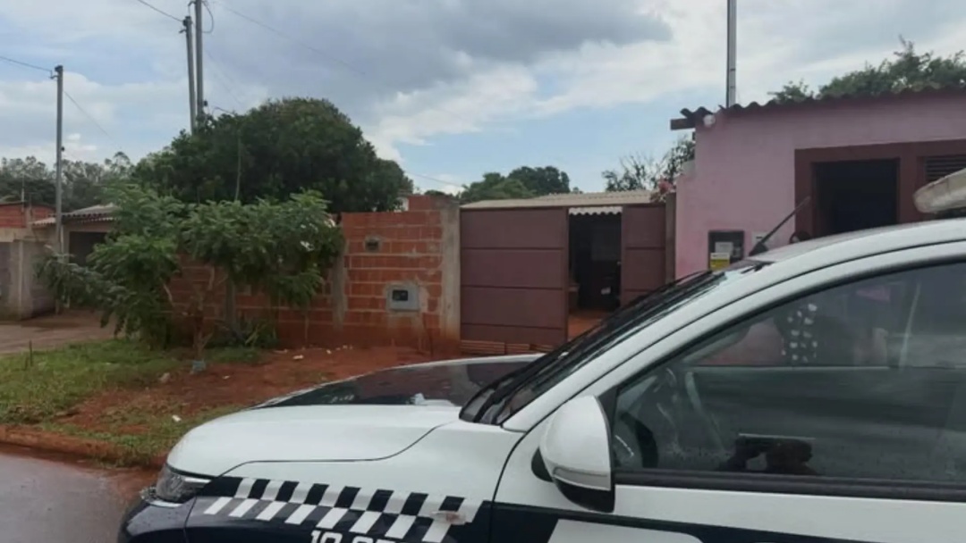 Mulher que matou marido a facadas para se defender continuar&aacute; presa