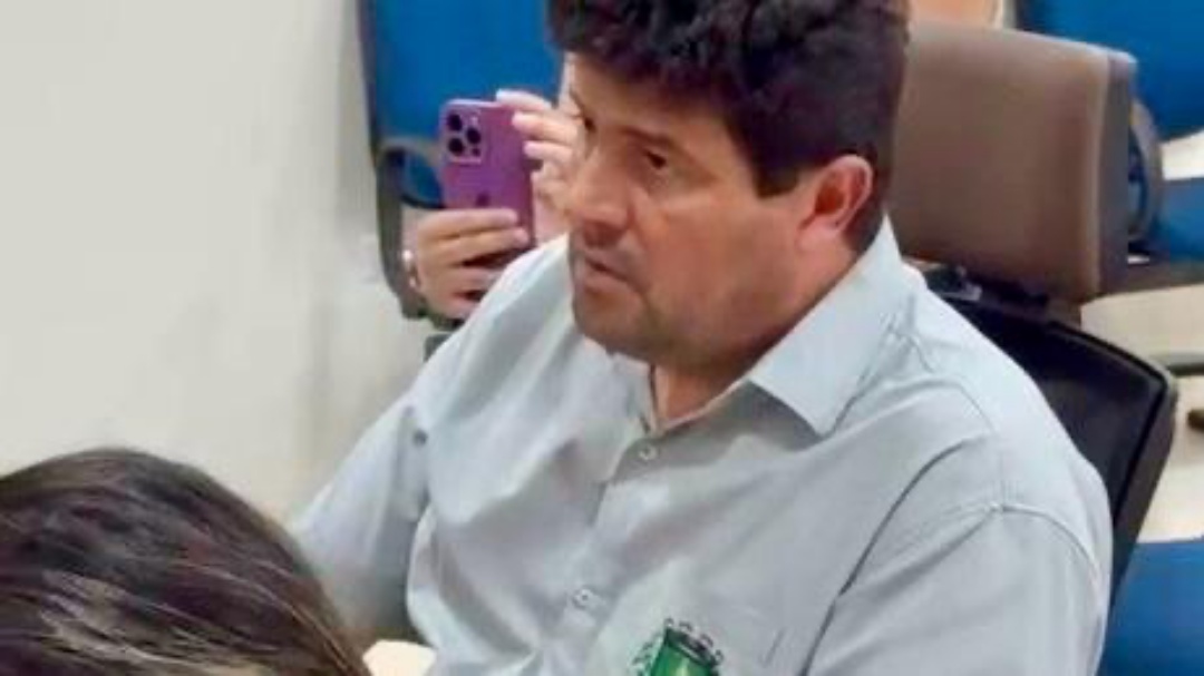 Prefeito retorna &agrave; C&acirc;mara, discute projetos com vereadores e pauta &eacute; aprovada em sess&atilde;o extraordin&aacute;ria